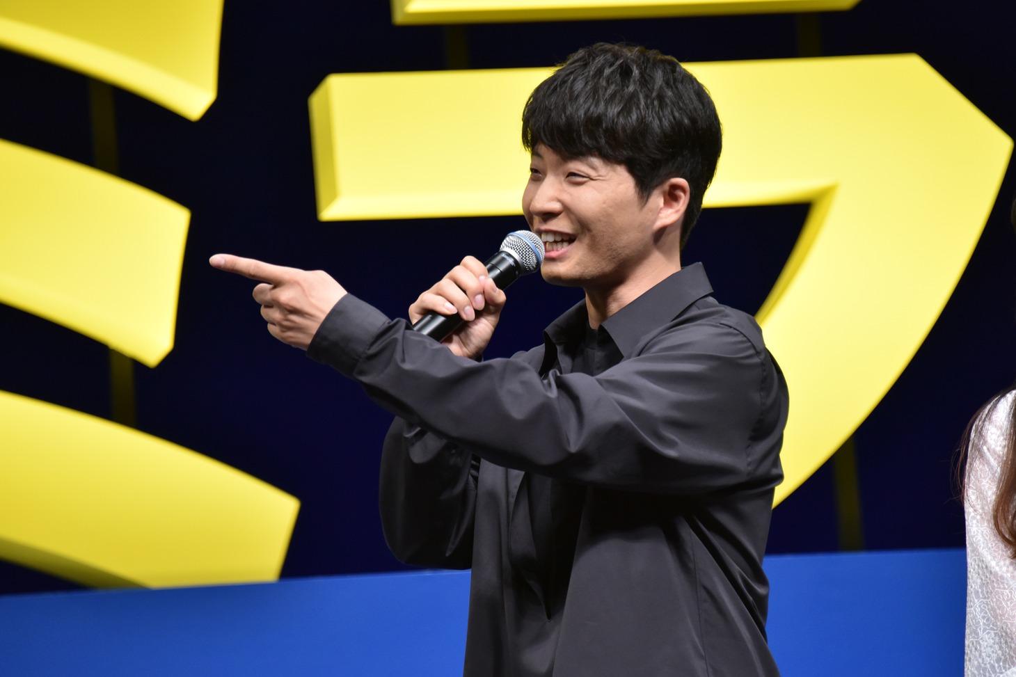 人気画像5位は「星野源『未来のミライ』ジャパンプレミアで『Family Song』をうっかり宣伝」より、「僕も大好きです！」と森圭介アナウンサーに告白する星野源。