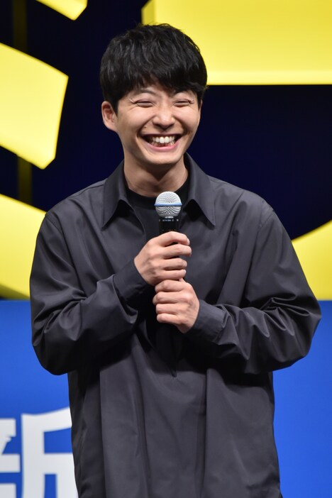 笑う星野源。