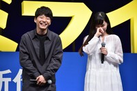 左から星野源、麻生久美子。