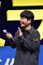 爆笑する星野源。