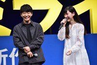 左から星野源、麻生久美子。