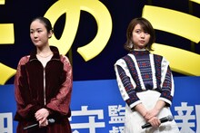 左から黒木華、上白石萌歌。