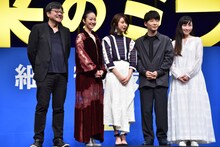 左から細田守監督、黒木華、上白石萌歌、星野源、麻生久美子。