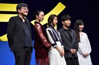 左から細田守監督、黒木華、上白石萌歌、星野源、麻生久美子。