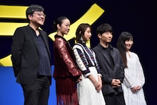 左から細田守監督、黒木華、上白石萌歌、星野源、麻生久美子。
