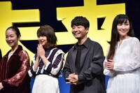 左から黒木華、上白石萌歌、星野源、麻生久美子。