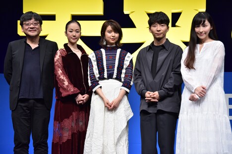 左から細田守監督、黒木華、上白石萌歌、星野源、麻生久美子。