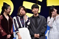 左から黒木華、上白石萌歌、星野源、麻生久美子。