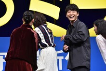 客席バックの撮影のため観客が身なりを整えていると聞き、笑顔で振り返る星野源（右から2番目）。