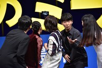 自撮りをする際に麻生久美子の入る位置を提案する星野源（右から2番目）。