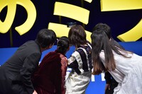 自撮りをする登壇者たち。