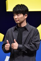 細田守にエールを送る星野源。