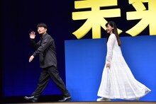 退場する星野源、麻生久美子。