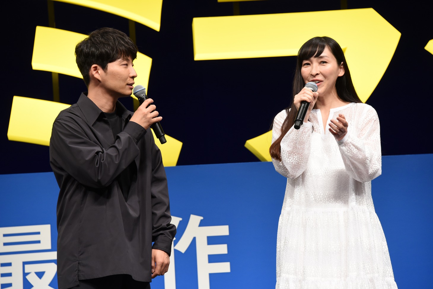 左から星野源、麻生久美子。