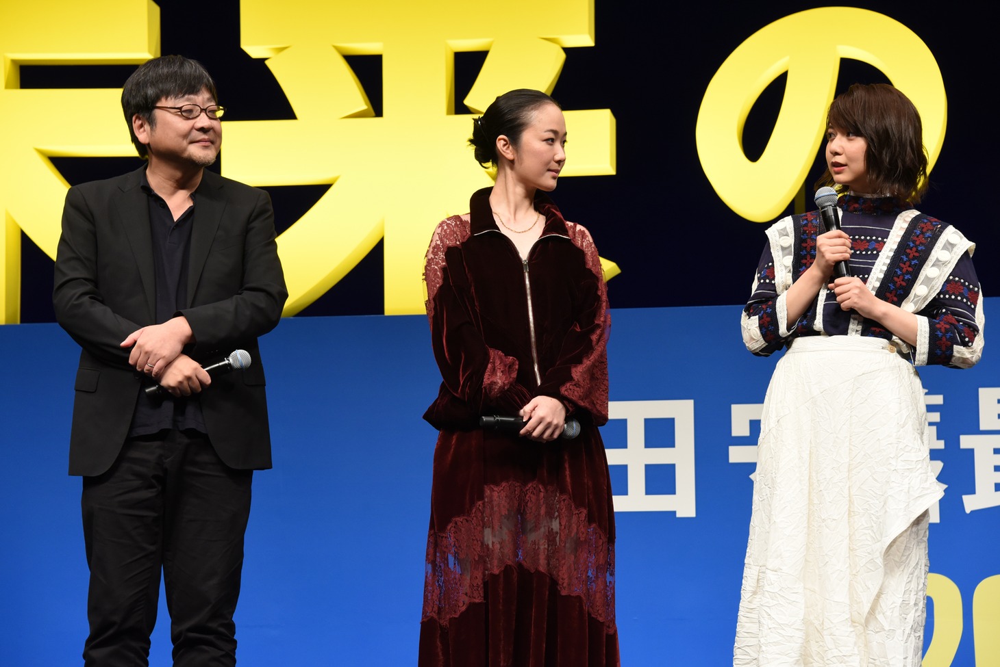 左から細田守、黒木華、上白石萌歌。
