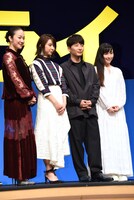 左から黒木華、上白石萌歌、星野源、麻生久美子。