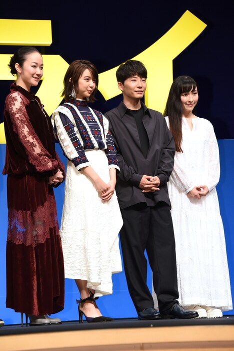 左から黒木華、上白石萌歌、星野源、麻生久美子。