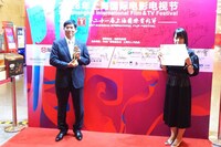 第21回上海国際映画祭に出席した堀川憲司（左）と岡田麿里（右）。