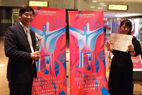 第21回上海国際映画祭に出席した堀川憲司(左)と岡田麿里(右)。