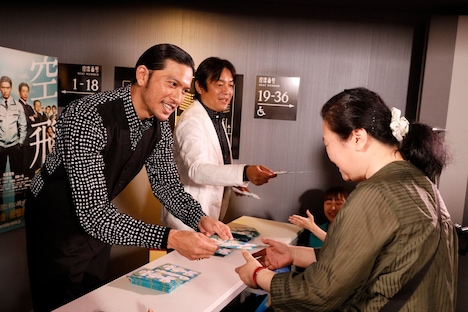 大入り袋を配布する長瀬智也（左）と本木克英（中央）。