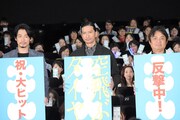 「空飛ぶタイヤ」大ヒット御礼舞台挨拶の様子。左からディーン・フジオカ、長瀬智也、本木克英。