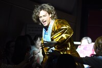 客席を駆け回るマシュー・グレイ・ギュブラー。