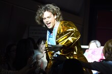 客席を駆け回るマシュー・グレイ・ギュブラー。