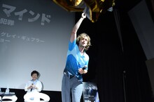 上着を客席に投げるマシュー・グレイ・ギュブラー。