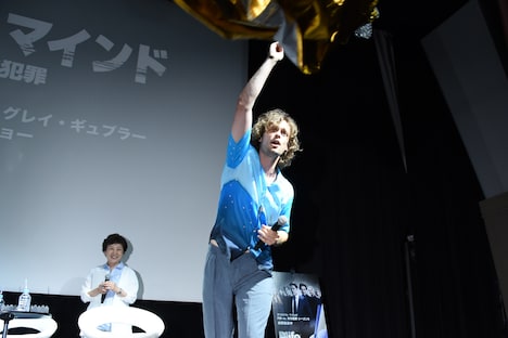 上着を客席に投げるマシュー・グレイ・ギュブラー。