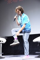 靴下を見せるマシュー・グレイ・ギュブラー。