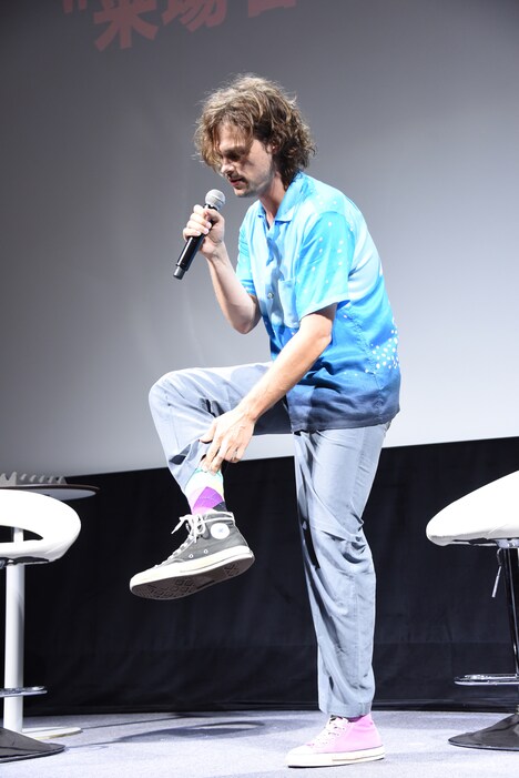 靴下を見せるマシュー・グレイ・ギュブラー。