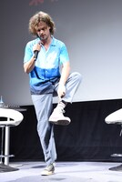 靴下を見せるマシュー・グレイ・ギュブラー。