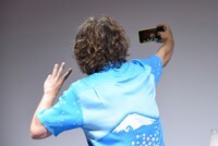 ファンと記念撮影をするマシュー・グレイ・ギュブラー。