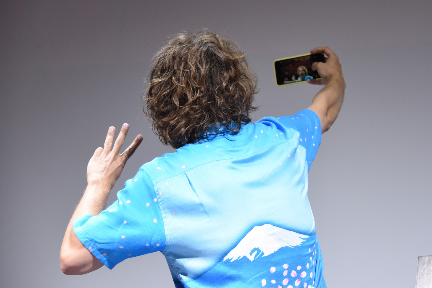 ファンと記念撮影をするマシュー・グレイ・ギュブラー。