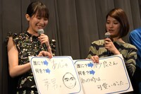 回答がシンクロして喜ぶ南沙良（左）と蒔田彩珠（右）。