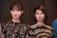 左から南沙良、蒔田彩珠。