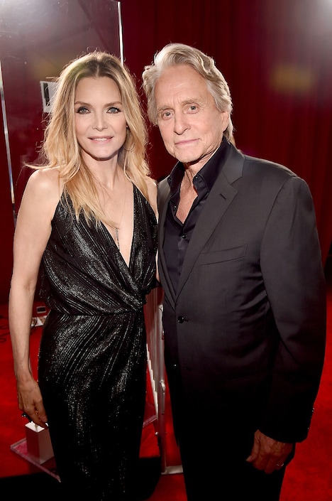 左からミシェル・ファイファー、マイケル・ダグラス。