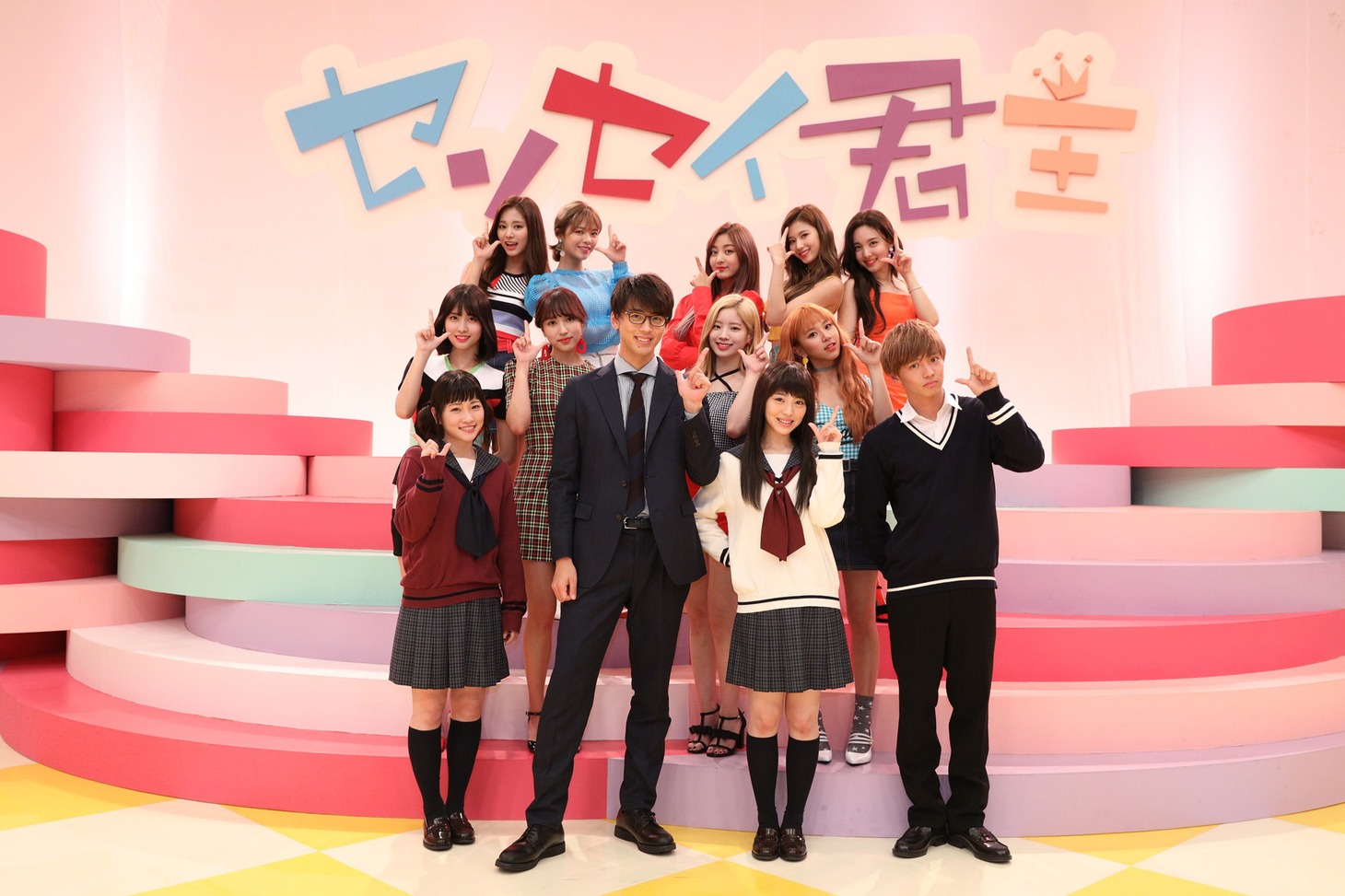「センセイ君主」×TWICEオリジナルMVの撮影にて、前列左から川栄李奈、竹内涼真、浜辺美波、佐藤大樹。中央列と後列がTWICE。