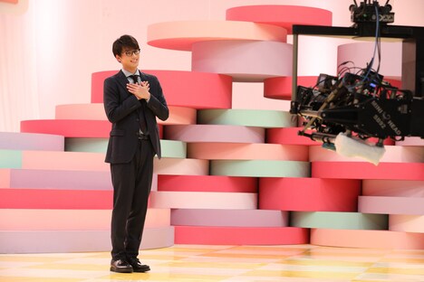 「センセイ君主」×TWICEオリジナルMVの撮影を行う竹内涼真。