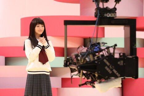 「センセイ君主」×TWICEオリジナルMVの撮影を行う浜辺美波。