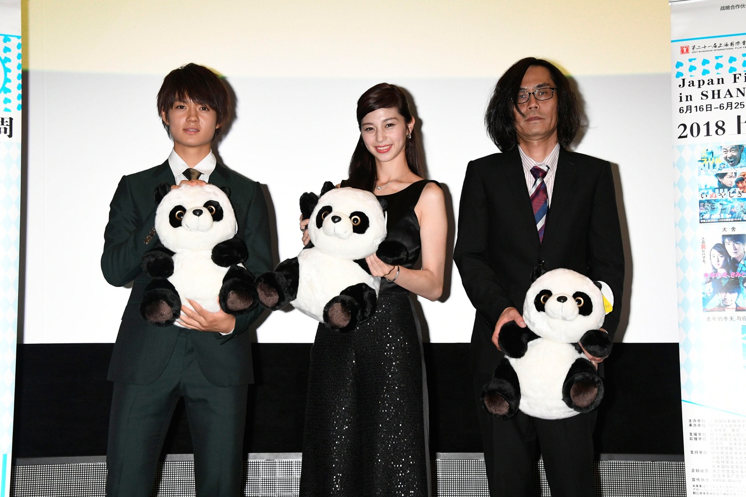 第21回上海国際映画祭にて、左から佐野勇斗、中条あやみ、英勉。