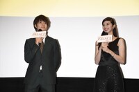 左から佐野勇斗、中条あやみ。