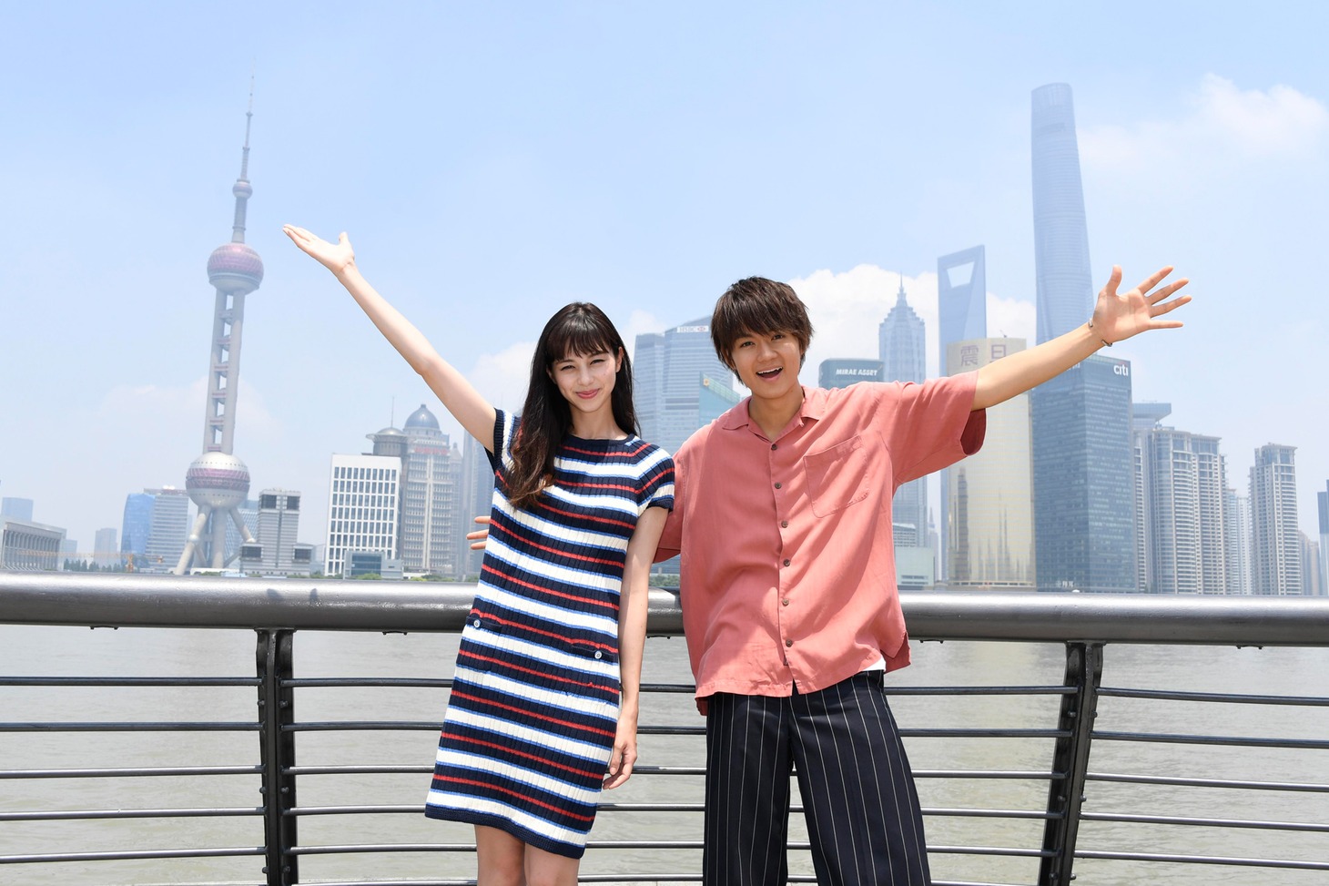 第21回上海国際映画祭に参加した中条あやみ（左）と佐野勇斗（右）。