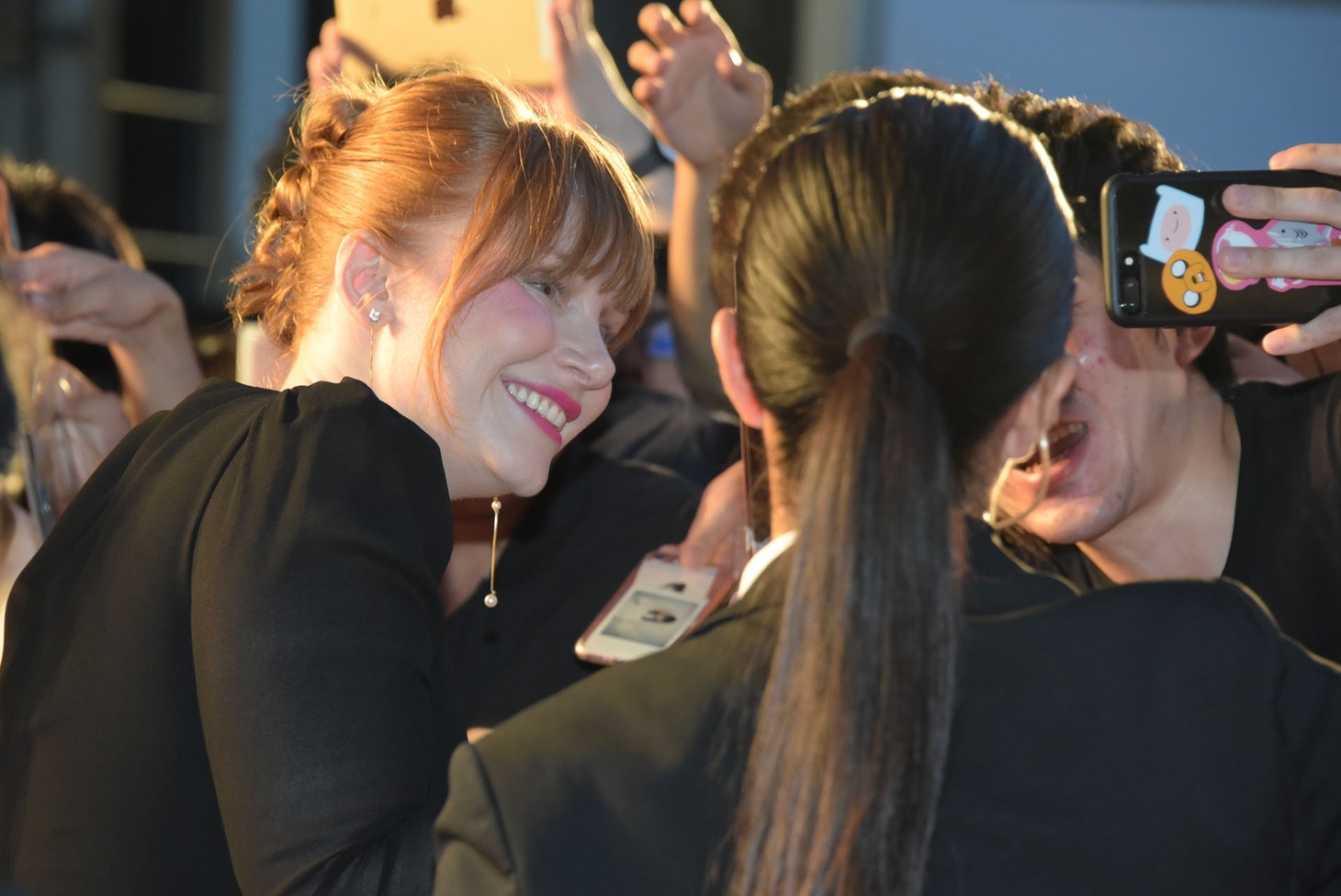 ファンサービスをするブライス・ダラス・ハワード。