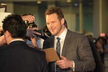 ファンサービスをするクリス・プラット。