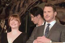 左からブライス・ダラス・ハワード、クリス・プラット。