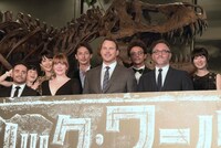 「ジュラシック・ワールド／炎の王国」ジャパンプレミアの様子。前列左からJ・A・バヨナ、ブライス・ダラス・ハワード、クリス・プラット、コリン・トレボロウ。後列左から住田萌乃、木村佳乃、玉木宏、満島真之介、石川由依。