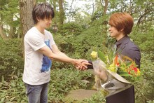 左から中島健人、知念侑李。