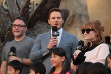 後列左からコリン・トレボロウ、クリス・プラット、ブライス・ダラス・ハワード。