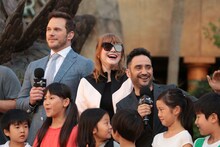 後列左からクリス・プラット、ブライス・ダラス・ハワード、J・A・バヨナ。